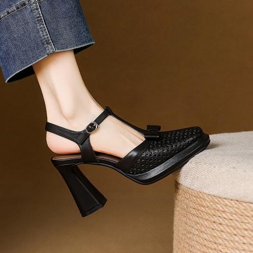 【预售5天】时尚真皮蝴蝶结镂空中空单鞋粗跟高跟T字带包头罗马凉鞋女DPJ&2375 商品图2