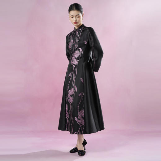 吉祥衣家春季2025新款国风桑蚕丝浮香绕曲荷花轻奢高定连衣裙 商品图1