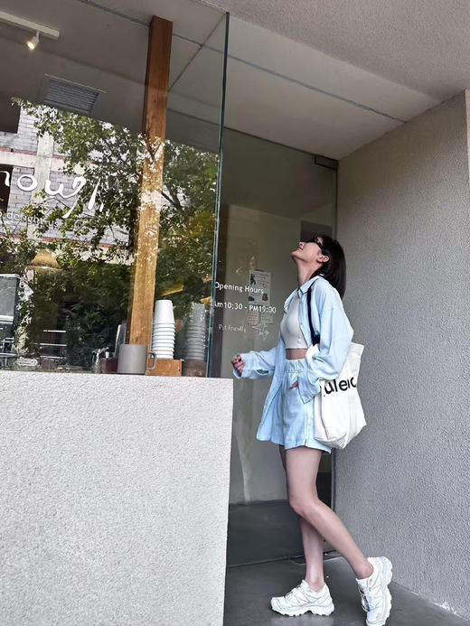 原单正品 Lulu Button-Front 女士长款衬衫，微微肩线前移的设计，袖子切割线剪裁，纽扣可以自由开合，同色系纽扣
两个色，尺码 4 6 8 商品图7