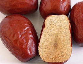 新疆和田枣王，俗话说一日吃三枣红颜不老!新疆源产地，自然成熟，树上风干，水洗晾晒，无打蜡、无染、无泡、无硫磺熏蒸,原生态；甜蜜香郁，肉质细腻，含糖量高！500克/盒