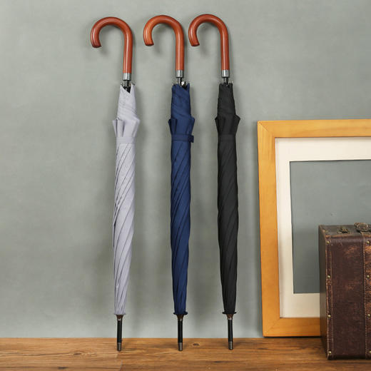 【风格独特！25寸自动开商务伞】实木弯柄，商务高尔夫男士雨伞。经久耐用，商务风格优雅。防风防水，护你徜徉漫步路。 商品图2