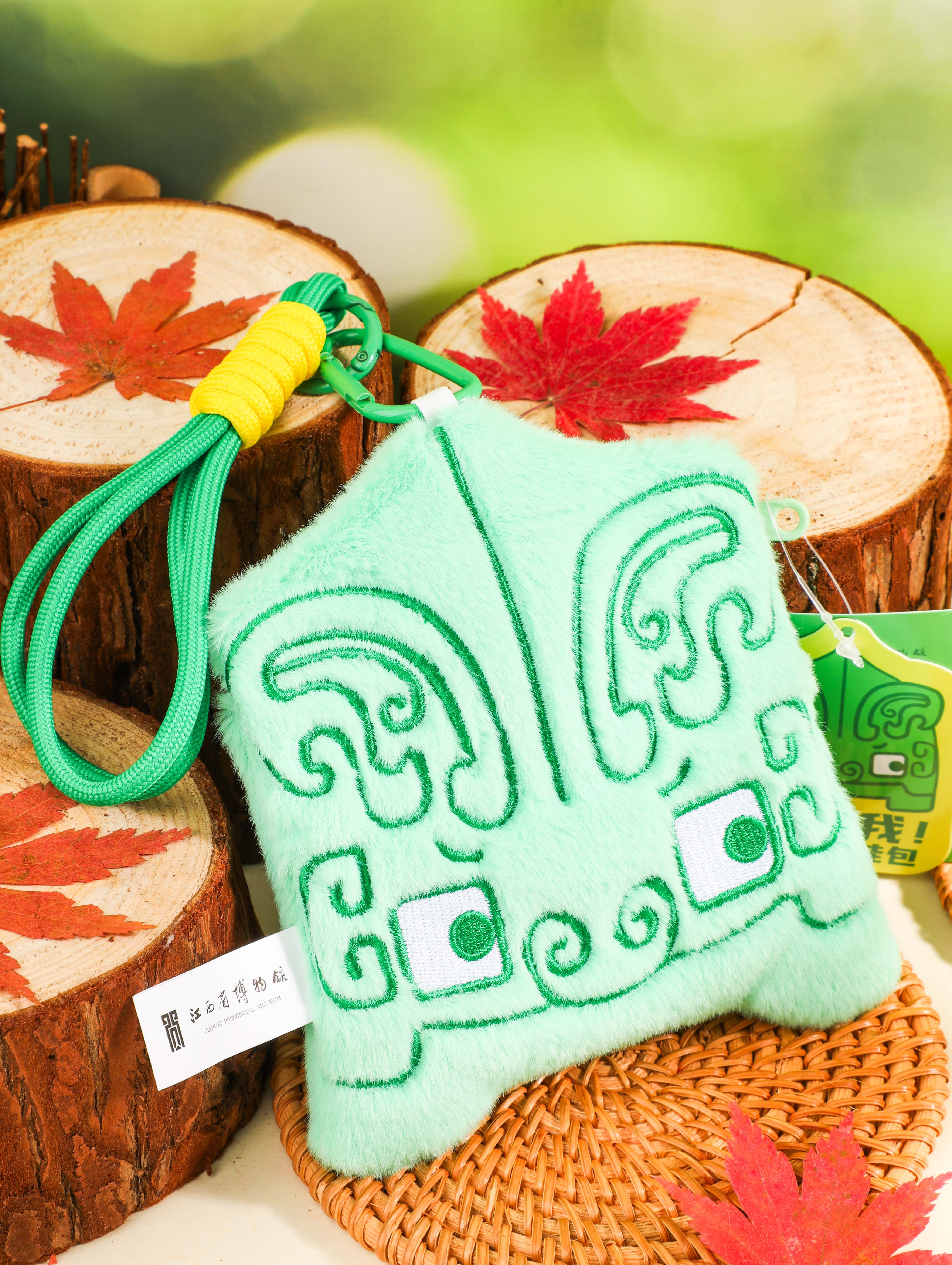 商兽面纹青铜胄毛绒小挂包