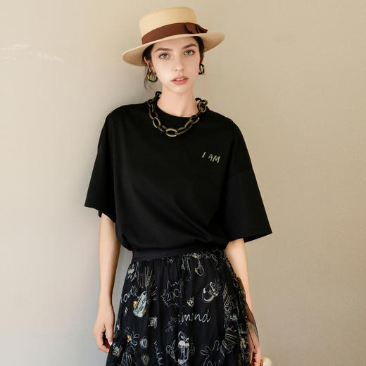 谜底刺绣T恤短袖女2025夏新款圆领宽松后背抽象绣花上衣256MT6021 商品图1