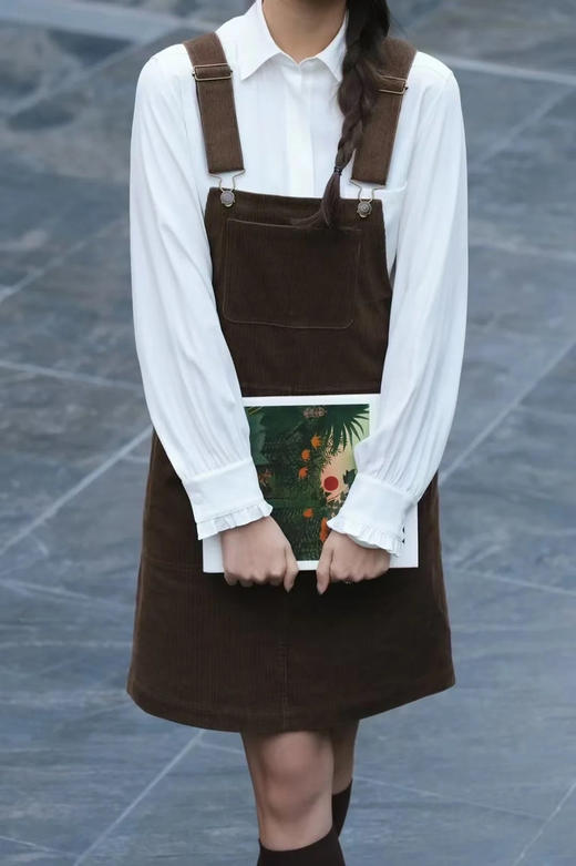 全棉灯芯绒减龄背带裙 复古廓形 × 现代剪裁 面料条绒细腻清晰 光泽柔和均匀 搭配流畅五金工艺 及膝长度平衡俏皮与优雅 商品图4