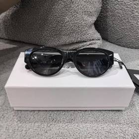 Sporty & Rich - Kaia Sunglasses - Black/Black Black - 女装 - 墨镜 - 黑色/黑色