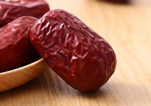 新疆和田枣王，俗话说一日吃三枣红颜不老!新疆源产地，自然成熟，树上风干，水洗晾晒，无打蜡、无染、无泡、无硫磺熏蒸,原生态；甜蜜香郁，肉质细腻，含糖量高！500克/盒 商品图1