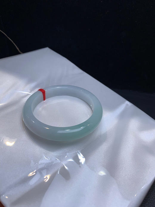 612559，60.7糯化底浅绿底手镯，整体清清爽爽 一截带浅绿底， 秀气干净 商品图3