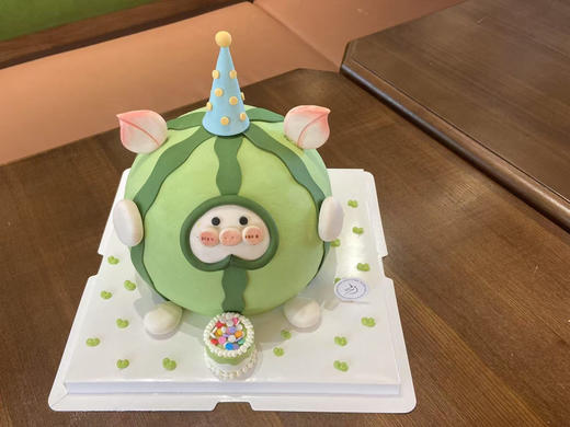 西瓜小猪造型球形生日蛋糕 商品图0