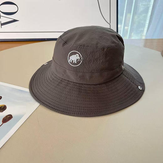 原单正品猛犸象防水遮阳渔夫帽

颜色，黑色，灰色，卡其色

尺寸：帽檐8公分，头围56一59

材质：经过midori处理的舒适弹力面料

官网 498 商品图7