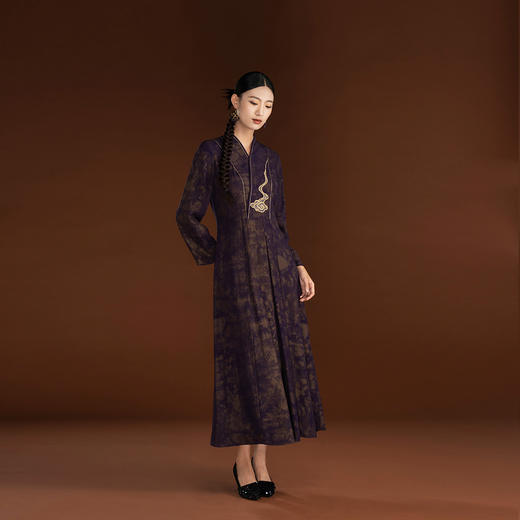 吉祥衣家香云纱鎏金刺绣立领高端气质修身新中式紫梦金缘连衣裙 商品图1