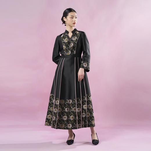 吉祥衣家2025春夏新款气质长袖绣花新中式国风修身如意莲依连衣裙 商品图4