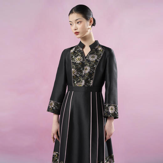 吉祥衣家2025春夏新款气质长袖绣花新中式国风修身如意莲依连衣裙 商品图3