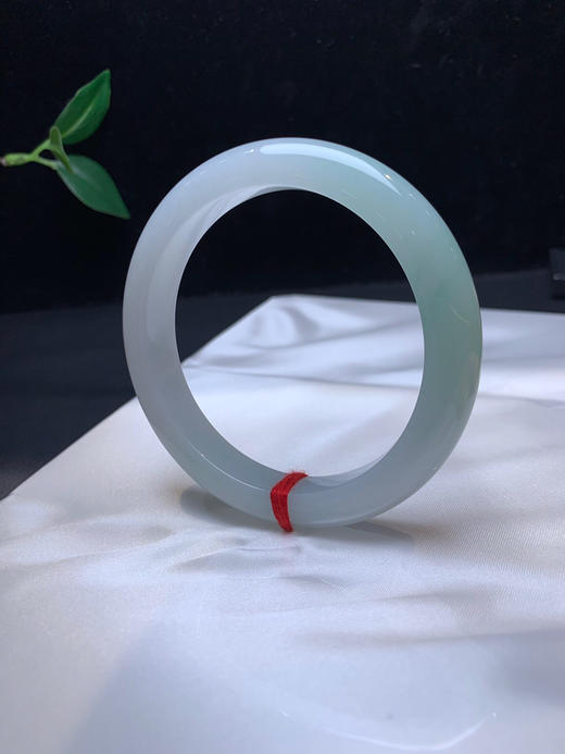 612559，60.7糯化底浅绿底手镯，整体清清爽爽 一截带浅绿底， 秀气干净 商品图2