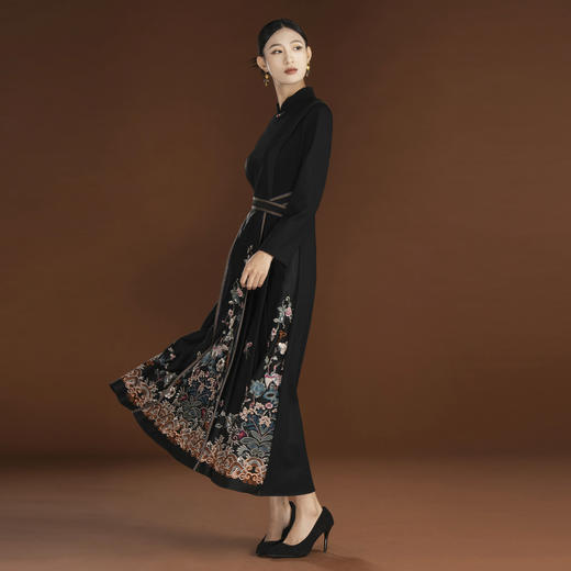 吉祥衣家2025春夏新款长袖绣花新中式国风芳菲其弥章修身连衣裙 商品图3