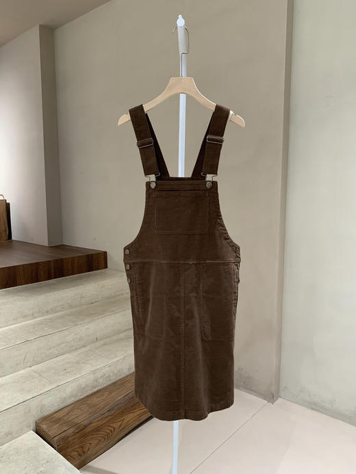 全棉灯芯绒减龄背带裙 复古廓形 × 现代剪裁 面料条绒细腻清晰 光泽柔和均匀 搭配流畅五金工艺 及膝长度平衡俏皮与优雅 商品图8