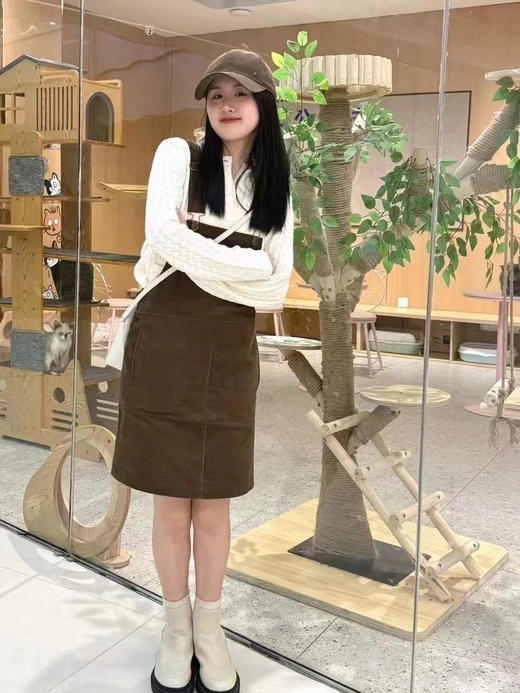 全棉灯芯绒减龄背带裙 复古廓形 × 现代剪裁 面料条绒细腻清晰 光泽柔和均匀 搭配流畅五金工艺 及膝长度平衡俏皮与优雅 商品图2