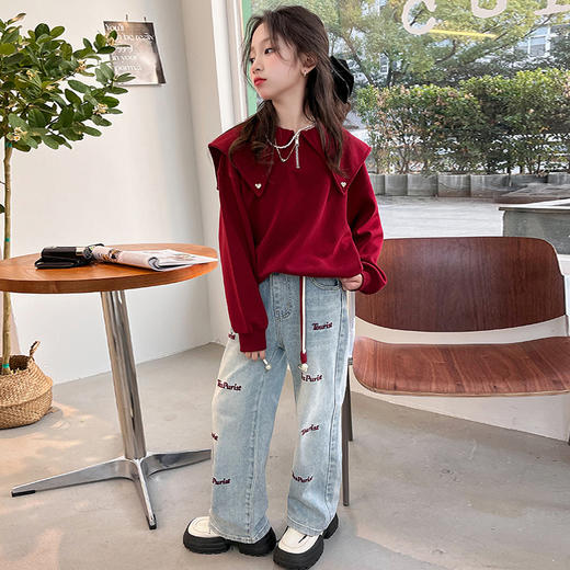 【儿童服饰丨复古英文绣花牛仔裤】面料亲肤舒适，走线工整布面平整，版型很立体，弹力裤腰设计，穿脱方便上身不束缚，时尚简约，多种风格随意切换，男孩女孩都能穿 商品图2