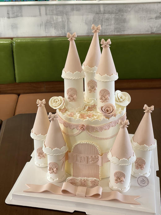 公主城堡蛋糕（柱子内部是泡沫假体外面是手工翻糖包面） 商品图0