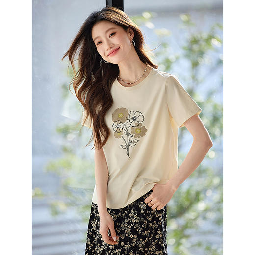 【专属特价】熙世界艺术感格桑花刺绣T恤女短袖休闲圆领显瘦上衣2025夏季新款 商品图3