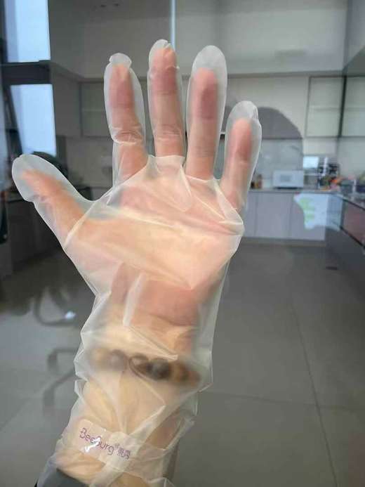 【秉秀一次性加长加厚TPE手套】戴着吃东西、做家务、做手膜都可以，还能随时玩手机❗❗ 🧤是比较厚实又柔软的那种💡亲肤舒适 商品图7