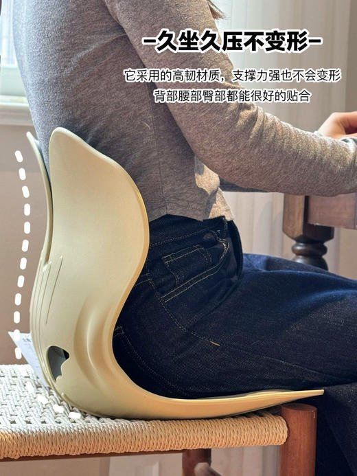 专门为“久坐人群”设计‼ 人体工学环抱设计【四维立体护腰坐垫】它就像一双温柔的手托住你的腰部牵引向上 自然弧度， 坐上它自然而然腰背挺直，舒缓腰部压力~ 商品图0