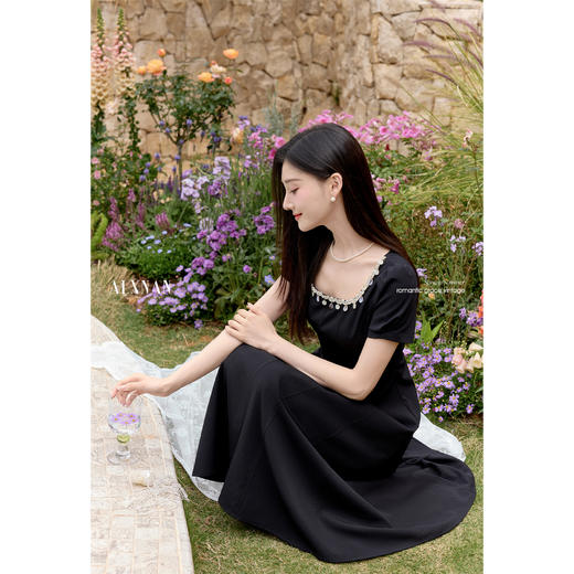 鹿向南「缱绻海风」黑色短袖连衣裙2025夏装新款时尚收腰长裙女 商品图1