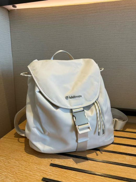 外贸原单露露抽绳水桶包  这次容量是10L 日常使用完全足够。两个色 商品图4