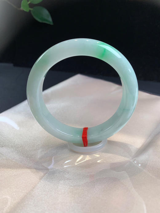 612571，55.8飘绿手镯，底子细腻干净，飘几抹阳绿色 商品图1