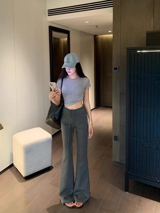 【垂感空气层微喇裤】!L*u家同款显瘦神裤!上身超显腿长!上身如空气云朵般Q弹，抗皱又有垂坠感 原版客供定制面料，面料带有一层雾面感，有弹力无束缚，软糯舒适巨好穿 裤型超洋气，比阔腿裤更显瘦显腿直腿长 商品图4