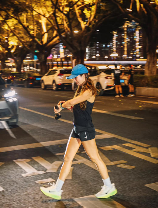 点此购买 耐克春夏季Vomero18男女款运动休闲跑鞋 98 313923 商品图7