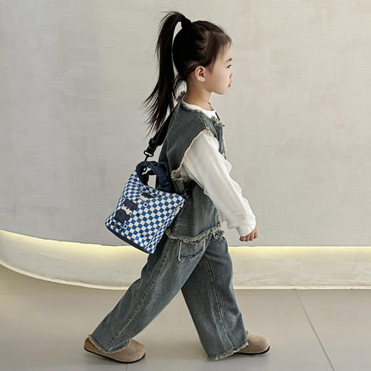 【精美包包丨儿童卡通可爱软萌水桶包】 造型和配色非常好看，走线做工精细，容量也很大，出门装点小零食纸巾，更多的是版型可爱又百搭，一年四季都是搭配中的绝绝子~ 商品图5