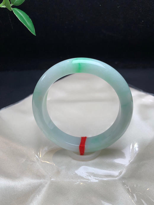 612571，55.8飘绿手镯，底子细腻干净，飘几抹阳绿色 商品图4