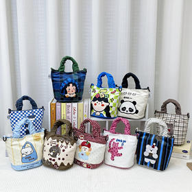 【精美包包丨儿童卡通可爱软萌水桶包】 造型和配色非常好看，走线做工精细，容量也很大，出门装点小零食纸巾，更多的是版型可爱又百搭，一年四季都是搭配中的绝绝子~