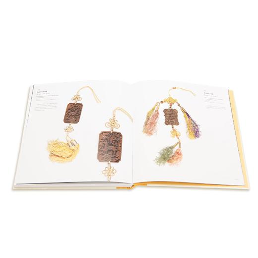 【故宫经典】清代宫廷佩饰图典   全面介绍了清代宫廷中皇帝及后妃所使用的佩饰，包括头饰、项饰、腰饰、手饰及服装佩饰。 商品图2