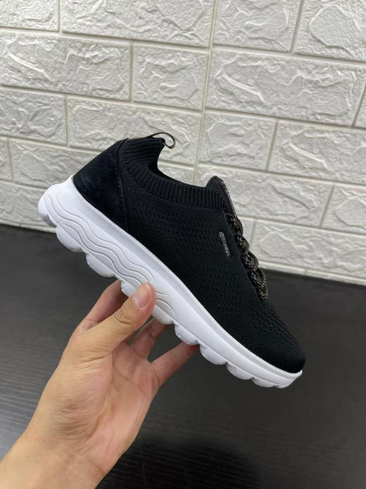正品 GEOX/健乐士女款休闲运动鞋 超轻缓震透气网眼跑步鞋 上脚舒适 码数：35码一双 36码四双 37码五双 双 39码一双 无原盒。
无质量问题不退换 商品图5