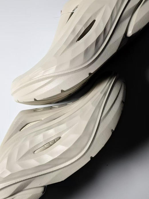 越南原单正品 Hoka One One夏奥拉Mule户外缓震拖鞋。两个色,简易包装。
尺码：M7（39-40）/M8（41-42）/M9（42-43）/M10（43-44）/M11（45-46） 商品图10