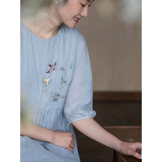 牧衣游原创 手工刺绣苎麻连衣裙清凉透薄蓝色文艺长裙 半空烟雨 商品图3