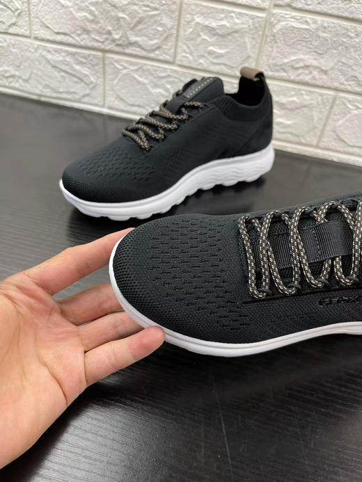 正品 GEOX/健乐士女款休闲运动鞋 超轻缓震透气网眼跑步鞋 上脚舒适 码数：35码一双 36码四双 37码五双 双 39码一双 无原盒。
无质量问题不退换 商品图3