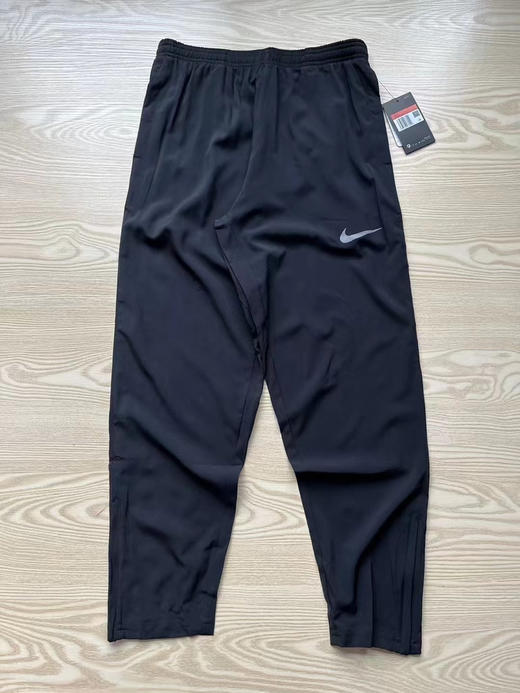 正品Nk  耐克 夏季跑步 长裤 速干运动裤
运动兼兼具 两侧裤腿带有拉链    
部分带吊牌 保真 
黑色M-2XL 商品图5