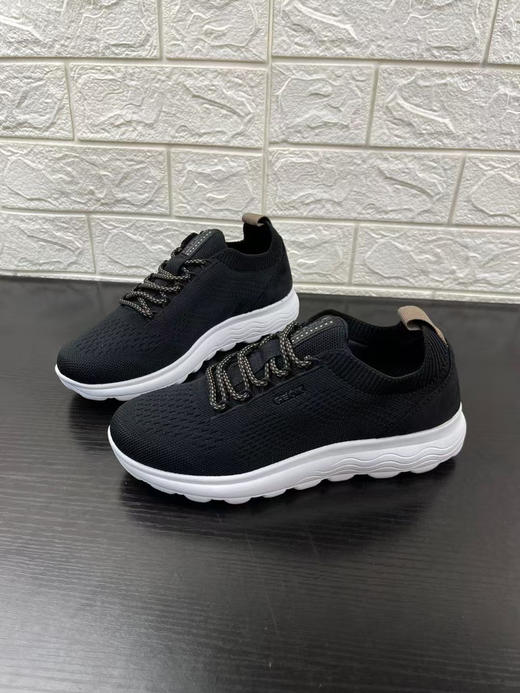 正品 GEOX/健乐士女款休闲运动鞋 超轻缓震透气网眼跑步鞋 上脚舒适 码数：35码一双 36码四双 37码五双 双 39码一双 无原盒。
无质量问题不退换 商品图0