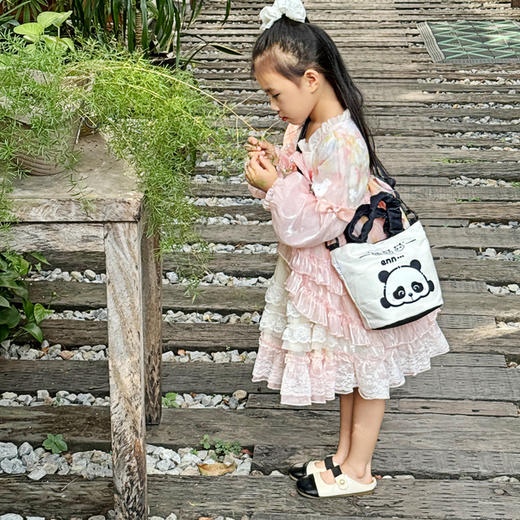 【精美包包丨儿童卡通可爱软萌水桶包】 造型和配色非常好看，走线做工精细，容量也很大，出门装点小零食纸巾，更多的是版型可爱又百搭，一年四季都是搭配中的绝绝子~ 商品图8