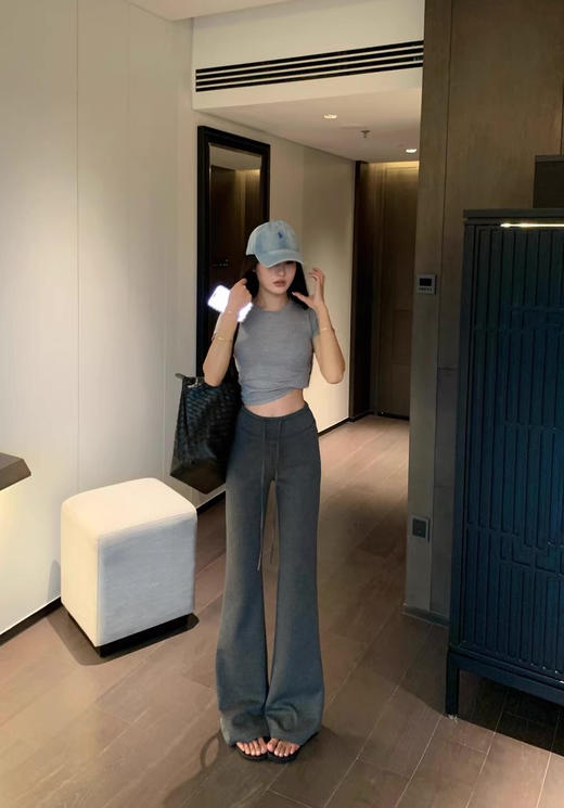 【垂感空气层微喇裤】!L*u家同款显瘦神裤!上身超显腿长!上身如空气云朵般Q弹，抗皱又有垂坠感 原版客供定制面料，面料带有一层雾面感，有弹力无束缚，软糯舒适巨好穿 裤型超洋气，比阔腿裤更显瘦显腿直腿长 商品图1