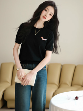 奢姿大码女装2025夏季减龄绣花图案时尚针织衫胖妹妹圆领百搭上衣9652690346