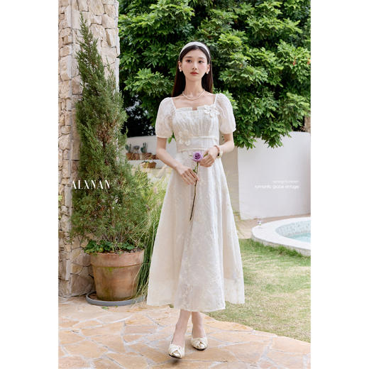 【65折秒杀】鹿向南「丝间绣语」法式连衣裙女夏气质设计感刺绣短袖收腰长裙子QJD00265 商品图0