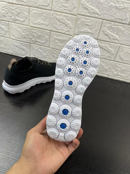 正品 GEOX/健乐士女款休闲运动鞋 超轻缓震透气网眼跑步鞋 上脚舒适 码数：35码一双 36码四双 37码五双 双 39码一双 无原盒。
无质量问题不退换 商品图8