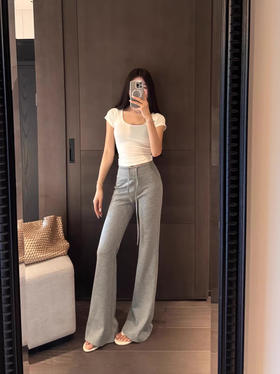 【垂感空气层微喇裤】!L*u家同款显瘦神裤!上身超显腿长!上身如空气云朵般Q弹，抗皱又有垂坠感 原版客供定制面料，面料带有一层雾面感，有弹力无束缚，软糯舒适巨好穿 裤型超洋气，比阔腿裤更显瘦显腿直腿长