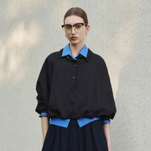 顺丰包邮40221洛诗琳春季新款肌理感抗皱阔型短款休闲外套女300 商品图2