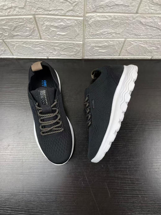 正品 GEOX/健乐士女款休闲运动鞋 超轻缓震透气网眼跑步鞋 上脚舒适 码数：35码一双 36码四双 37码五双 双 39码一双 无原盒。
无质量问题不退换 商品图2