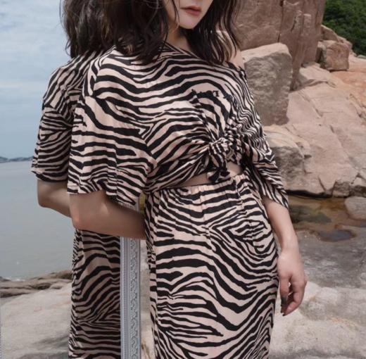 臣禾豹纹套装（上衣+半身裙）K212010306 商品图0