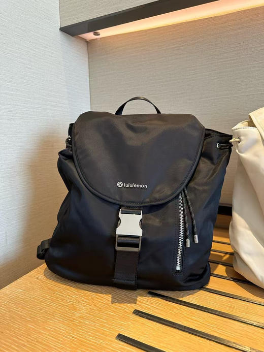 外贸原单露露抽绳水桶包  这次容量是10L 日常使用完全足够。两个色 商品图3